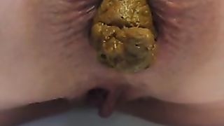 Lady pooping thick hard green turd