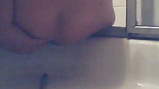 Big booty lady pooping in the tub