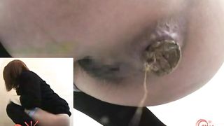 Fat booty Asian girl caught pooping