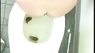 Amateur brunette hot chick loves pooping