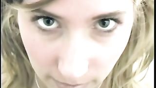 Amateur brunette hot chick loves pooping