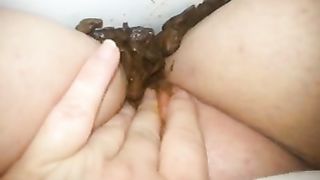Creamy pooping and pussy rub