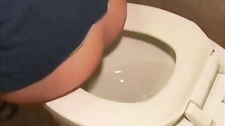 Amateur milf poops in the bowl