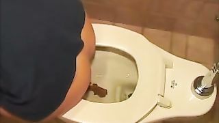 Amateur milf poops in the bowl