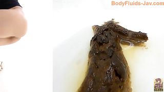 Pretty big booty Japanese babe shitting