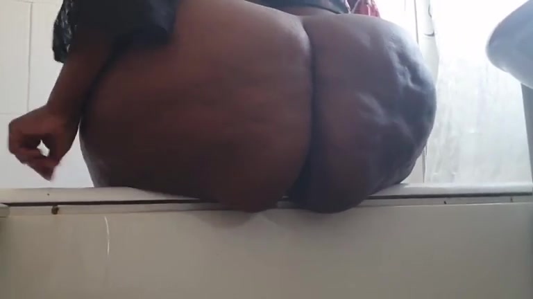 Massive bulky black ass pooping