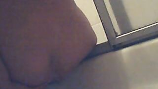 Amateur lady with big ass cleaning her poop