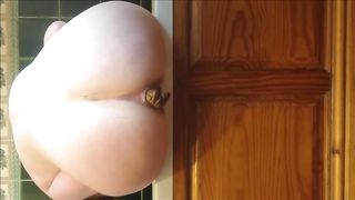 Round bottom chick poop big load