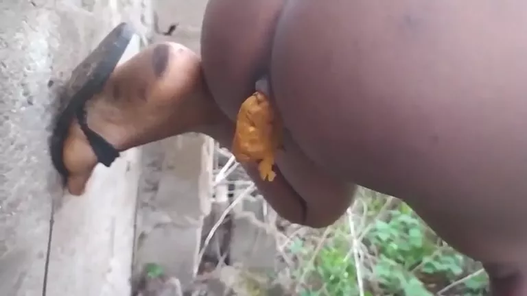 Naked Fat Black Chick Shitting - Nigerian thick booty girl pooping outdoor
