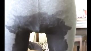 Kinky girl pooping in her yoga pants