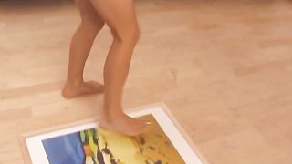 Watch amateur ass pooping on the painting