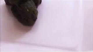 Young hot babe pooping on the floor