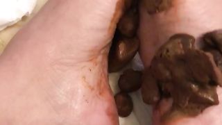 Amateur girl smears shit between her bare feet