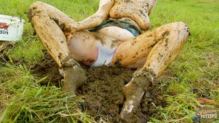 Lyndra Lynn's first time in cowshit