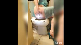 Amateur lady pooping on the cam