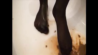 Babe shitting and smearing in nylon feet