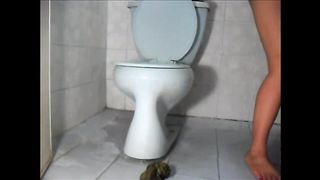 Mega booty girl pooping