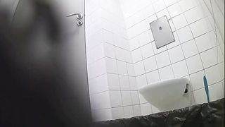 Curvy hot Japanese babe poops