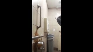 Amateur wife caught pooping