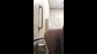 Amateur wife caught pooping