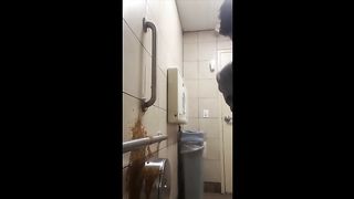 Amateur wife caught pooping