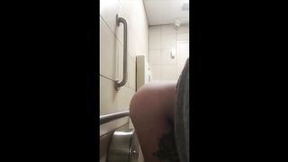 Amateur wife caught pooping