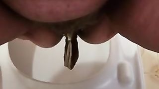 BBW mommy and her tasty poop closeup