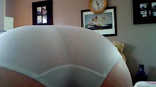 Granny with thick booty pooping in her panty