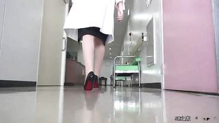 Hot Japanese doctor poops for her patient