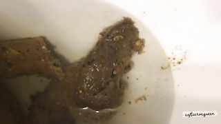 Amateur lady pushing load in the toilet