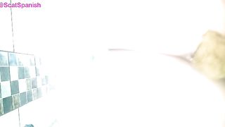 Big booty lady pooping in sexy closeup