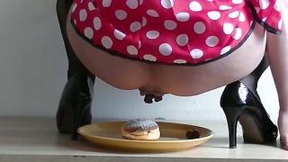 Kinky babe pooping on the cake