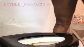 Huge ass black girl show us her shitty hole