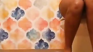 Gorgeous ebony babe shitting