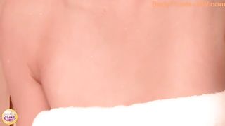 Naked hot Japanese chick poops