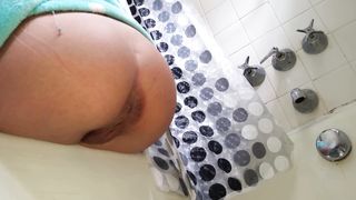 Curvy hot chick fingering and pooping