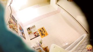 Pretty Japanese lady piss and poop in toilet