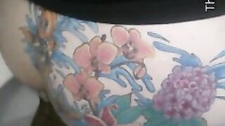 Curvy ass tattooed slut pooping