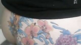 Curvy ass tattooed slut pooping