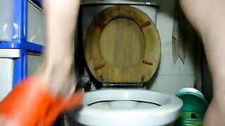 Cheeky lady dropping heavy shit