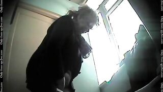 Mature lady with thick ass dropping load