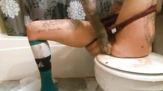 American tattooed MILF shits