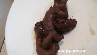 Milf pooping a big load o the toilet