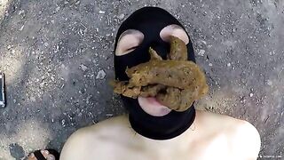 Curvy ass lady poops for slave in the backyard