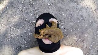 Curvy ass lady poops for slave in the backyard