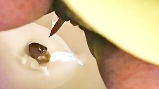 Amateur Asian lady pooping