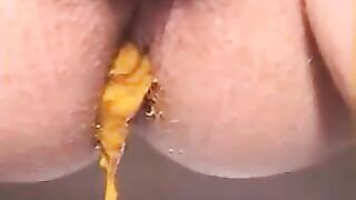 Soft yellow shit from a mature lady