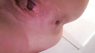 Smooth ass lady pooping