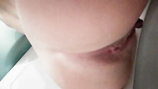 Pretty smooth ass lady pooping