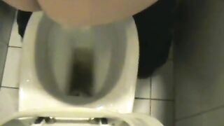 Amateur lady pooping in the toilet